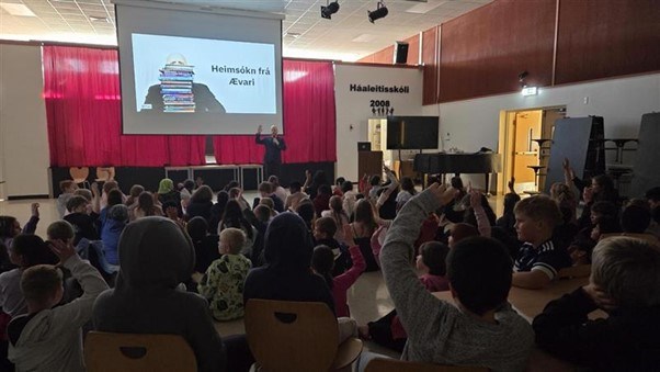 Ævar vísindamaður gladdi nemendur  