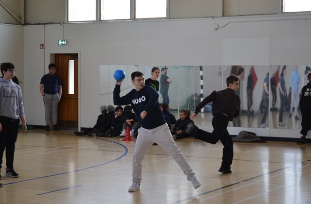 Skotbolti á milli nemenda og starfsfólks