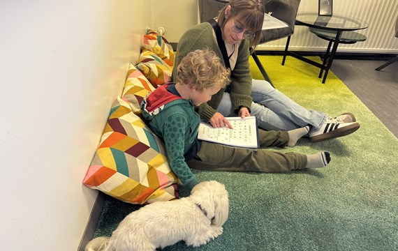 Nýr lestrarhundur tekur á móti nemendum í Háaleitisskóla