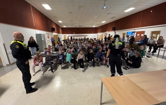 Lögreglan fræðir nemendur um öryggi í umferðinni og mikilvægi hjálmanotkunar og endurskinsmerkja