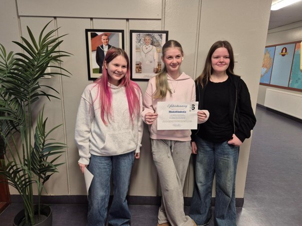 Nemendur hljóta viðurkenningu fyrir glæsilegt veggspjald í viku6